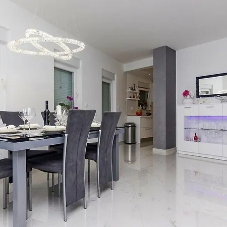 Apartment Penthousewohnung In Mit Whirlpool, Terrasse Und Meerblick *